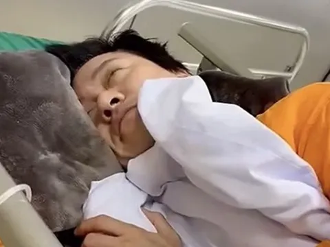 Ca sĩ Tuấn Hưng gây xôn xao với hình ảnh tiều tụy trong bệnh viện