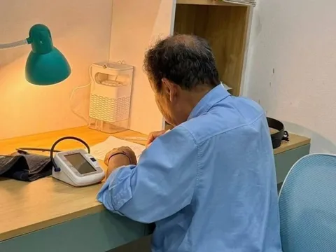 Ông ngoại kèm cháu học Toán với máy đo huyết áp kề cạnh 'gây sốt' MXH