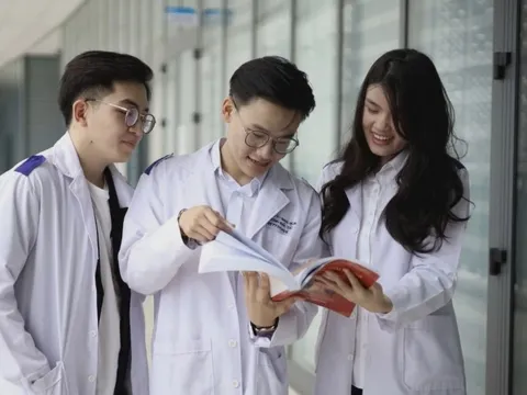 Học Y tại TP.HCM, làm bác sĩ ở Ấn Độ