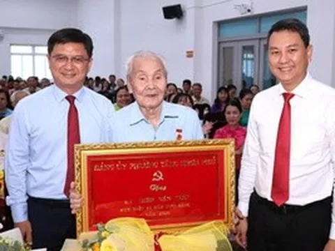 TPHCM: Trao Huy hiệu Đảng cho 61 đảng viên phường Tăng Nhơn Phú