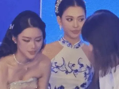 Hoa hậu Phương Oanh chăm sóc cho nữ CEO 87 tuổi, Tiểu Vy lặng lẽ đứng nhìn