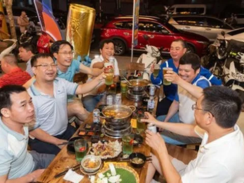 Những khách hàng may mắn ở TP.HCM nhận giải thưởng từ Tiger Crystal