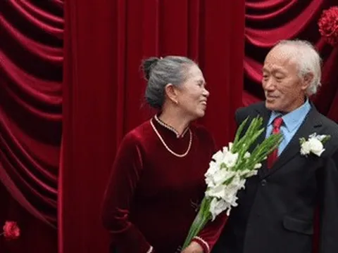 Vợ chồng 70 tuổi làm 'đám cưới vàng', lời nhắn nhủ khiến con cháu nghẹn ngào