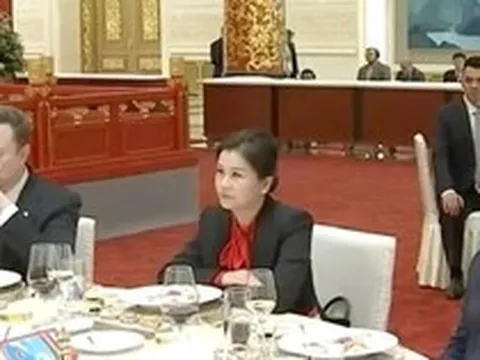 Chuyện về nữ tỉ phú Trung Quốc ngồi giữa Tim Cook và Elon Musk trong quốc yến