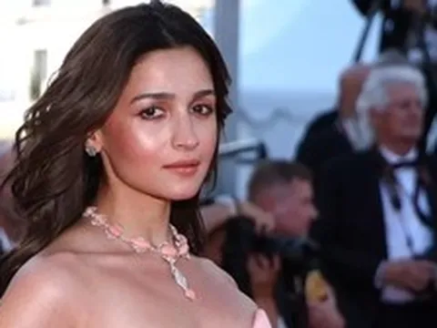 Số phận váy khỏa thân bị cấm ở Cannes