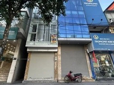 Biển "cho thuê nhà", "sang nhượng mặt bằng" xuất hiện dày đặc trên các tuyến phố "đất vàng" ở Hà Nội