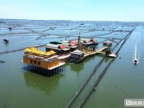 Ngắm mô hình cổng Ngọ Môn bằng tre độc đáo giữa hệ đầm phá lớn nhất Đông Nam Á