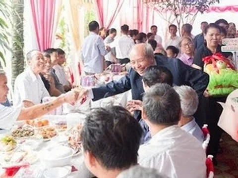 Bố mẹ kỷ niệm 50 năm ngày cưới, 4 con tổ chức linh đình, mời 200 người đến dự