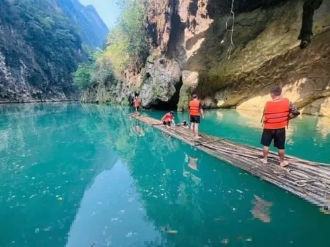 Một học sinh tử vong, một học sinh mất tích trên sông Nho Quế