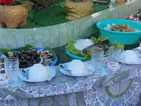 Đám giỗ độc lạ ở An Giang, gia chủ bày món trên chậu nhựa, tự trôi giữa bể cá