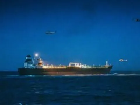 Phát hiện tàu chở dầu Suezmax chở đầy hàng âm thầm đi qua eo biển Hormuz, hướng thẳng đến một quốc gia châu Á