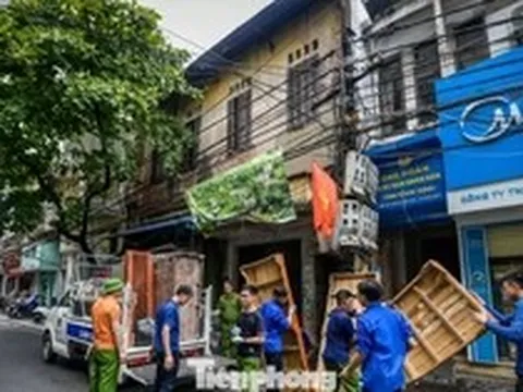 Di dời người dân khỏi chung cư 'chờ sập' ở Ninh Bình