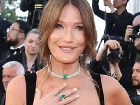 Cựu Đệ nhất phu nhân Pháp chiếm trọn thảm đỏ Cannes