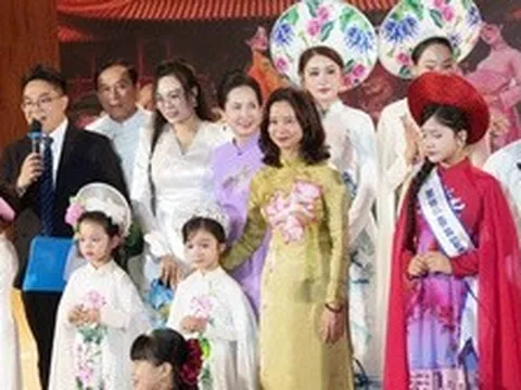 Chạy mưa dựng lại sân khấu trong 3 tiếng, NTK Cao Thu Vân vẫn kể trọn "Miền ký ức" bằng áo dài