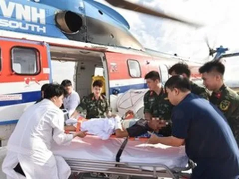 Trực thăng xuyên đêm đưa 2 bệnh nhân nguy kịch từ đảo về đất liền
