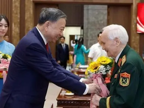Tổng Bí thư, Chủ tịch nước Tô Lâm dự Lễ trao tặng Huy hiệu 80 năm, 75 năm, 70 năm tuổi đảng