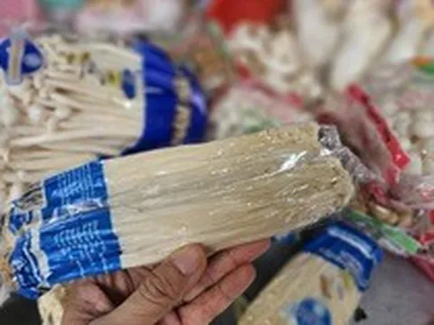 Nấm trôi nổi bủa vây chợ dân sinh TP.HCM: Người mua đang ‘đánh cược’ sức khỏe