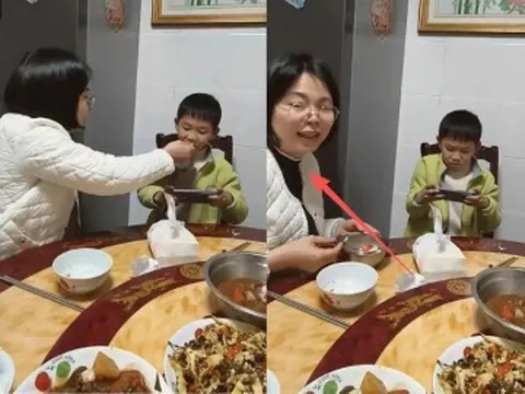 Con học lớp 3 vẫn cầm điện thoại chơi game để mẹ đút cơm: Là "yêu con" hay "làm hư" đứa trẻ?