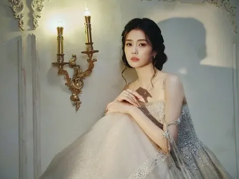 Mỹ nhân có "nụ cười vô duyên nhất showbiz" hoá công chúa cổ tích, khoe nhan sắc đẹp đến nao lòng