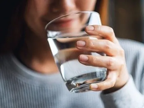 Nước uống nhiễm vi nhựa: 2 bước loại bỏ cực đơn giản