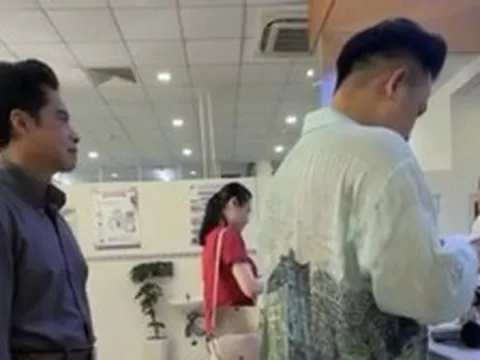 Danh tính người đàn ông kề cận, theo sát Ngọc Sơn đến trụ sở công an và đi xét nghiệm ma túy