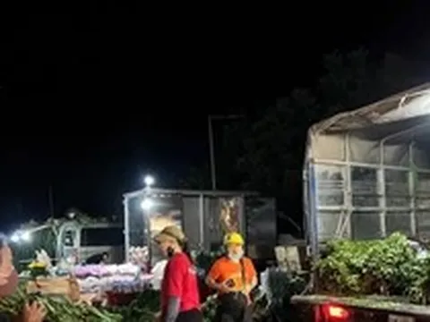 Chủ tịch Hà Nội chỉ đạo kiểm tra chợ hoa khủng hoạt động chui tại phường Kiến Hưng