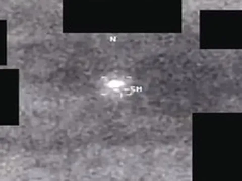 VIDEO: "Những quả cầu sáng lướt nhanh" trong video về UFO mới nhất của Lầu Năm Góc