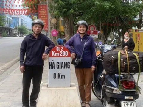 Chồng 70 tuổi 11 năm lái xe máy đưa vợ xuyên Việt, thực hiện lời hứa khi còn trẻ