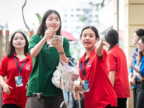 Hơn 6.000 thí sinh đổ về hai trường chuyên, đường Nguyễn Trãi ùn ứ