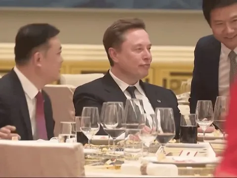 Chiếc điện thoại được CEO Xiaomi dùng để selfie với Elon Musk