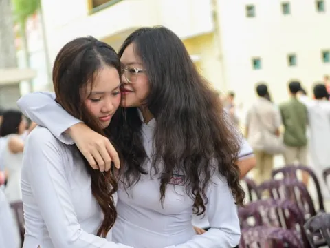 Học sinh chuyên Trần Đại Nghĩa ôm chặt nhau trong ngày bế giảng