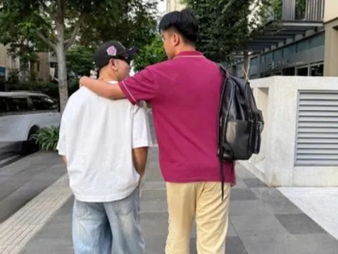 Con trai siêu mẫu Kim Cương gây chú ý với chiều cao vượt trội bên bố dượng Ưng Hoàng Phúc