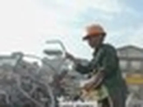 Mặt đường gần 50 độ C, lao động tự do kiệt sức giữa đợt nắng đỉnh điểm ở Hà Nội