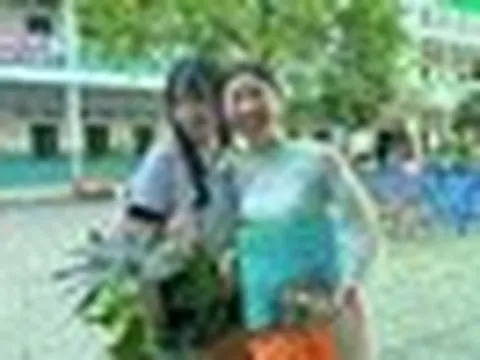 Con gái ca sĩ Thu Phượng năng nổ tiếp sức mùa thi