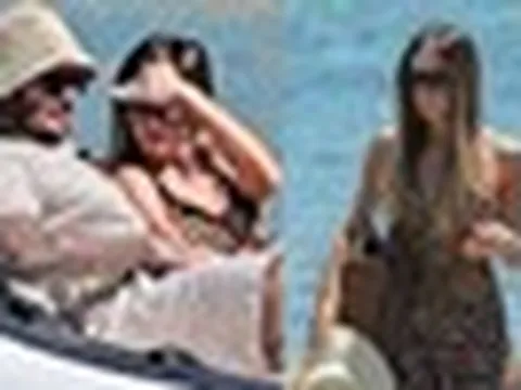 Paparazzi tóm dính Beckham tình tứ bên Victoria, nàng WAG U50 diện đầm xuyên thấu "đốt mắt" trên du thuyền triệu đô