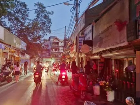 Mất điện giữa đêm nóng đỉnh điểm, vợ chồng ở Hà Nội đưa con đi ngủ nhờ
