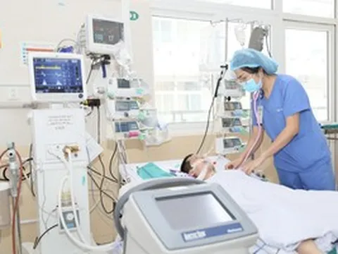 Bé trai thoát nguy kịch sau đuối nước nhờ được ép tim kịp thời