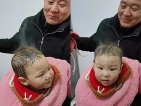 Gửi con về nhà nội, mẹ bỉm đi làm về thì tá hỏa khi thấy hiện tượng đầu con 3 tuổi "bốc khói"