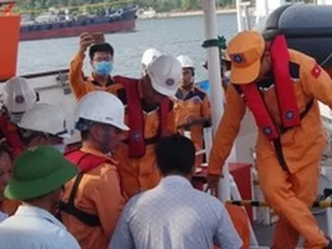 Tàu chở 11 người gặp nạn trên biển, cứu được 9 người, 2 người đang mất tích
