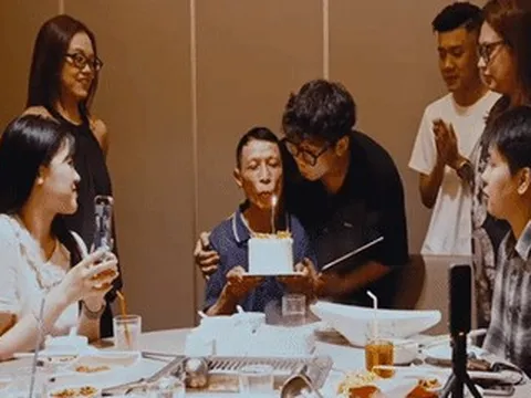 Bố đơn thân nuôi con suốt 27 năm, bật khóc trong tiệc sinh nhật bất ngờ