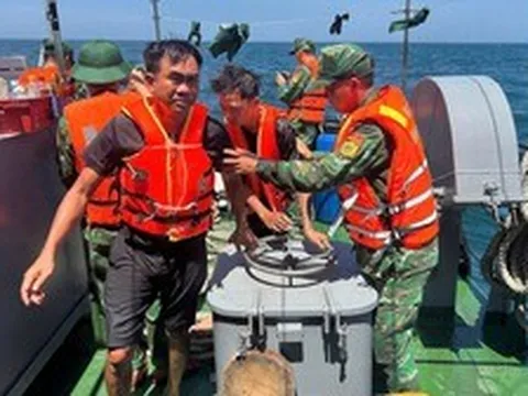 Cứu thành công 11 người trong vụ chìm tàu trên biển Hải Phòng