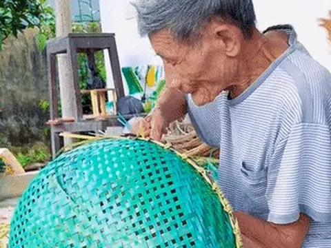 Cụ ông U100 ở Nghệ An ngày ăn 5 bữa, tự đạp xe đi chợ, đan lát khéo tay