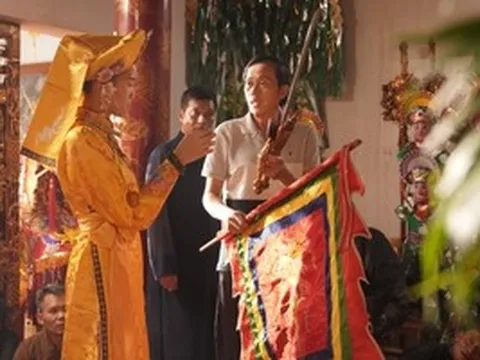 NSƯT Hoài Linh làm "người hầu đồng"