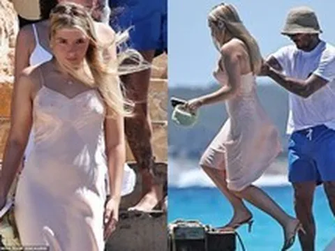 Tiểu thư Harper Beckham tuổi 14 đẹp chuẩn “rich girl”: diện váy satin hồng, xách túi hàng hiệu, thần thái át cả mẹ Victoria