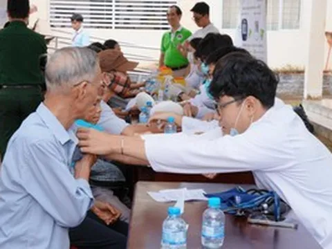 Người cao tuổi, người yếu thế vùng Đất Mũi được khám bệnh, đi “siêu thị 0 đồng”