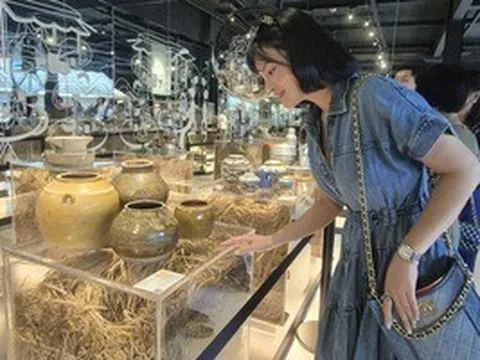 Hoa hậu Yến Nhi, siêu mẫu Vũ Thu Phương tụ hội vì phở Việt