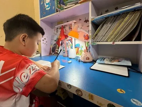 Háo hức lên lớp 1, nhiều trẻ ngơ ngác khi bị đưa trở lại mầm non học hè