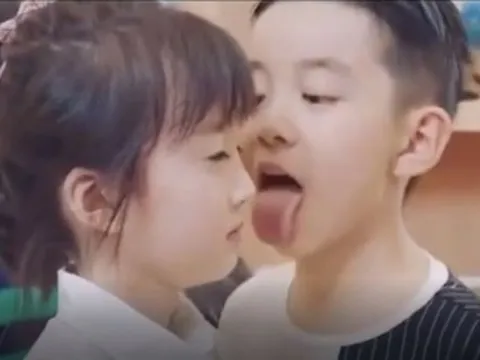 Con trai có hành động lạ với bạn gái, nữ diễn viên lên tiếng giải thích khiến mạng xã hội bùng nổ tranh luận