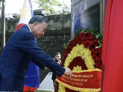 Tổng Bí thư, Chủ tịch nước Tô Lâm dâng hoa tại Tượng đài Chủ tịch Hồ Chí Minh ở Philippines