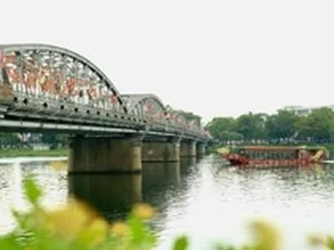 Ngắm cây cầu hơn 125 tuổi là biểu tượng của du lịch Huế trước khi trùng tu